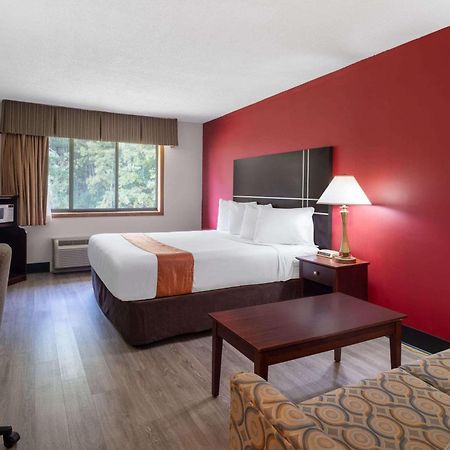 Travelodge by Wyndham Merrill Eksteriør billede