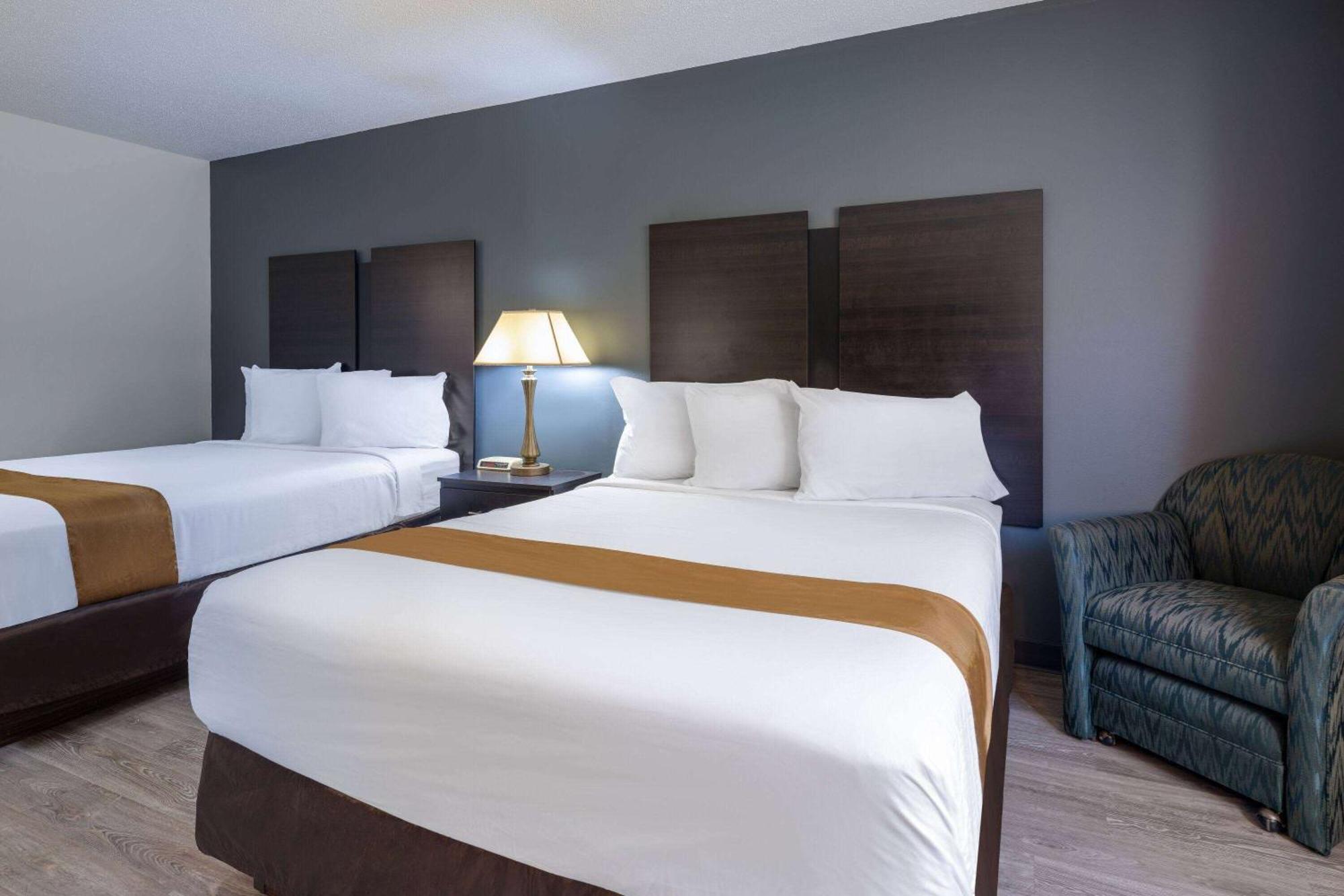 Travelodge by Wyndham Merrill Eksteriør billede