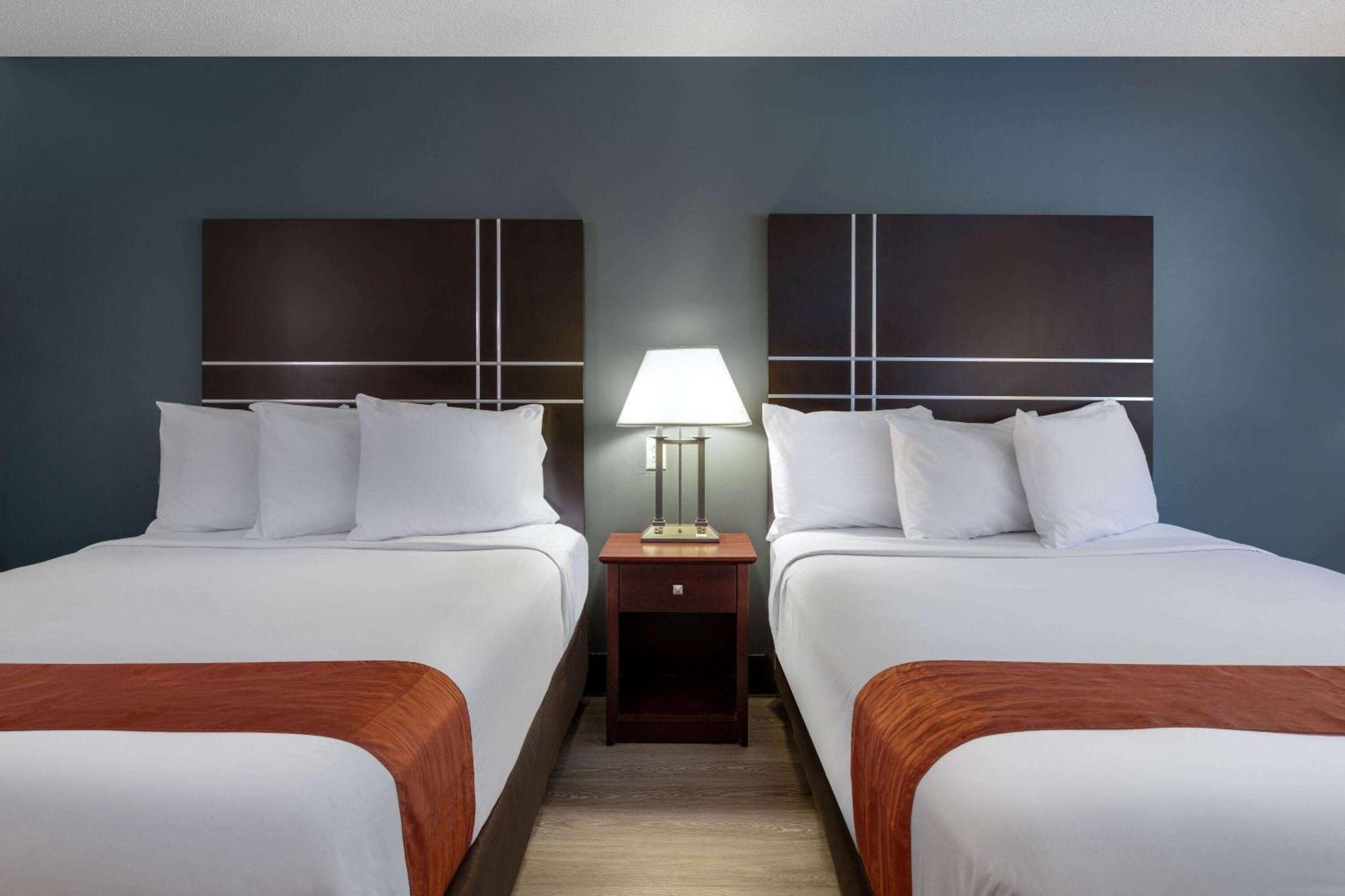 Travelodge by Wyndham Merrill Eksteriør billede
