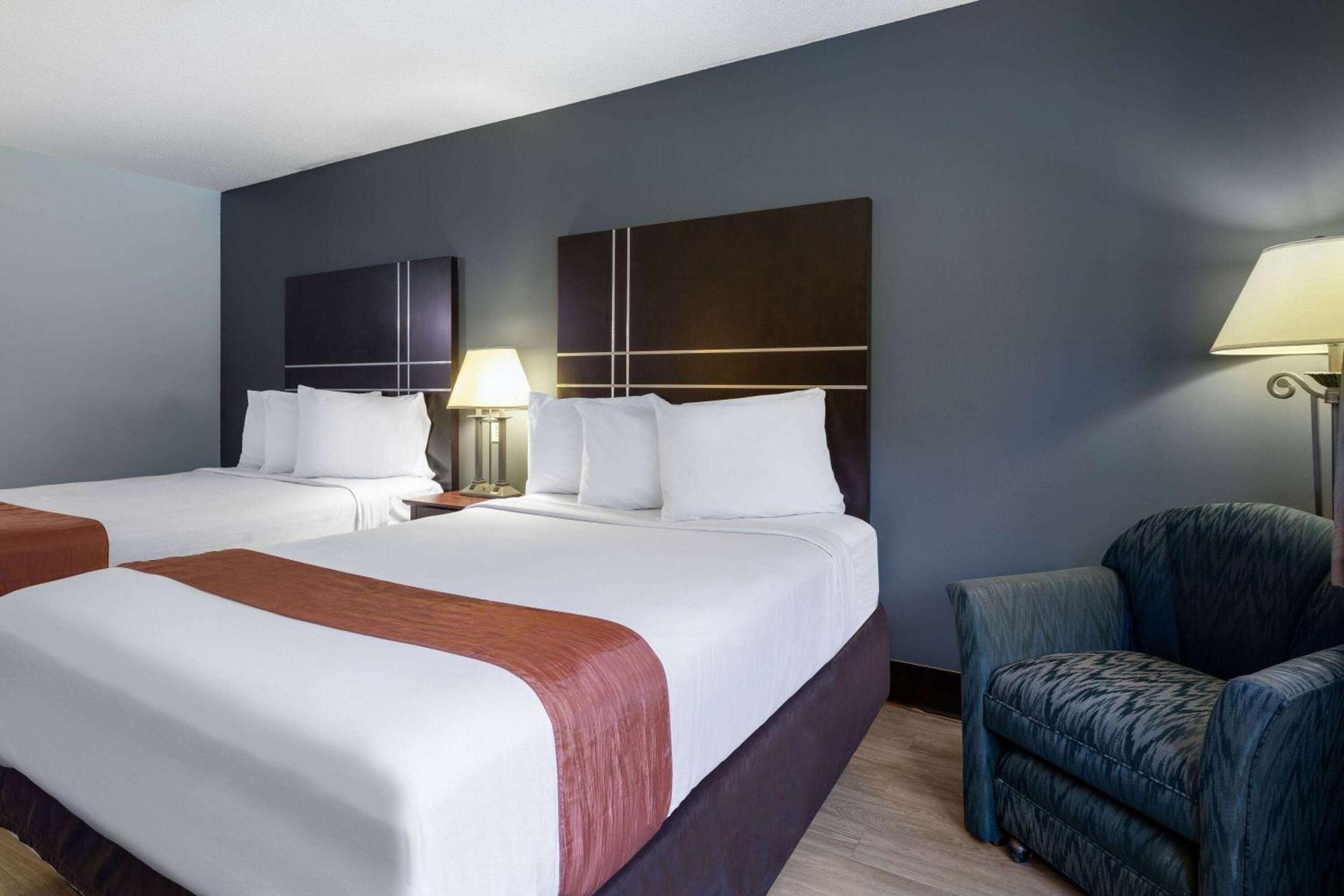 Travelodge by Wyndham Merrill Eksteriør billede