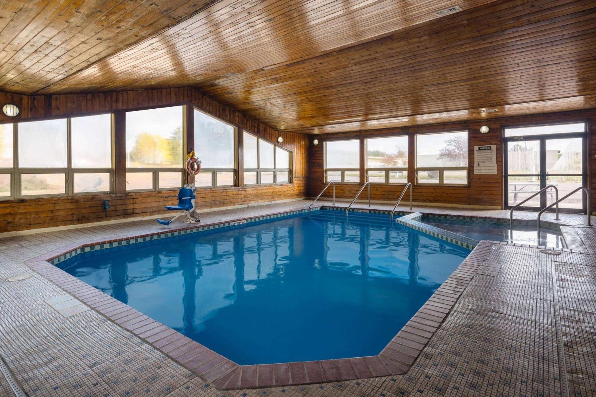 Travelodge by Wyndham Merrill Eksteriør billede