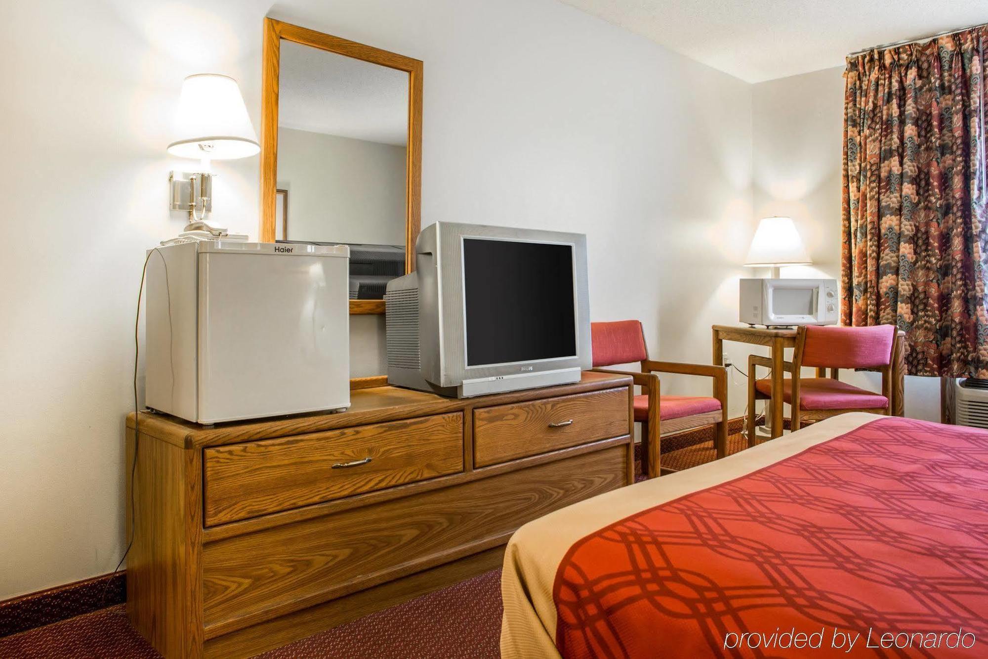 Travelodge by Wyndham Merrill Eksteriør billede