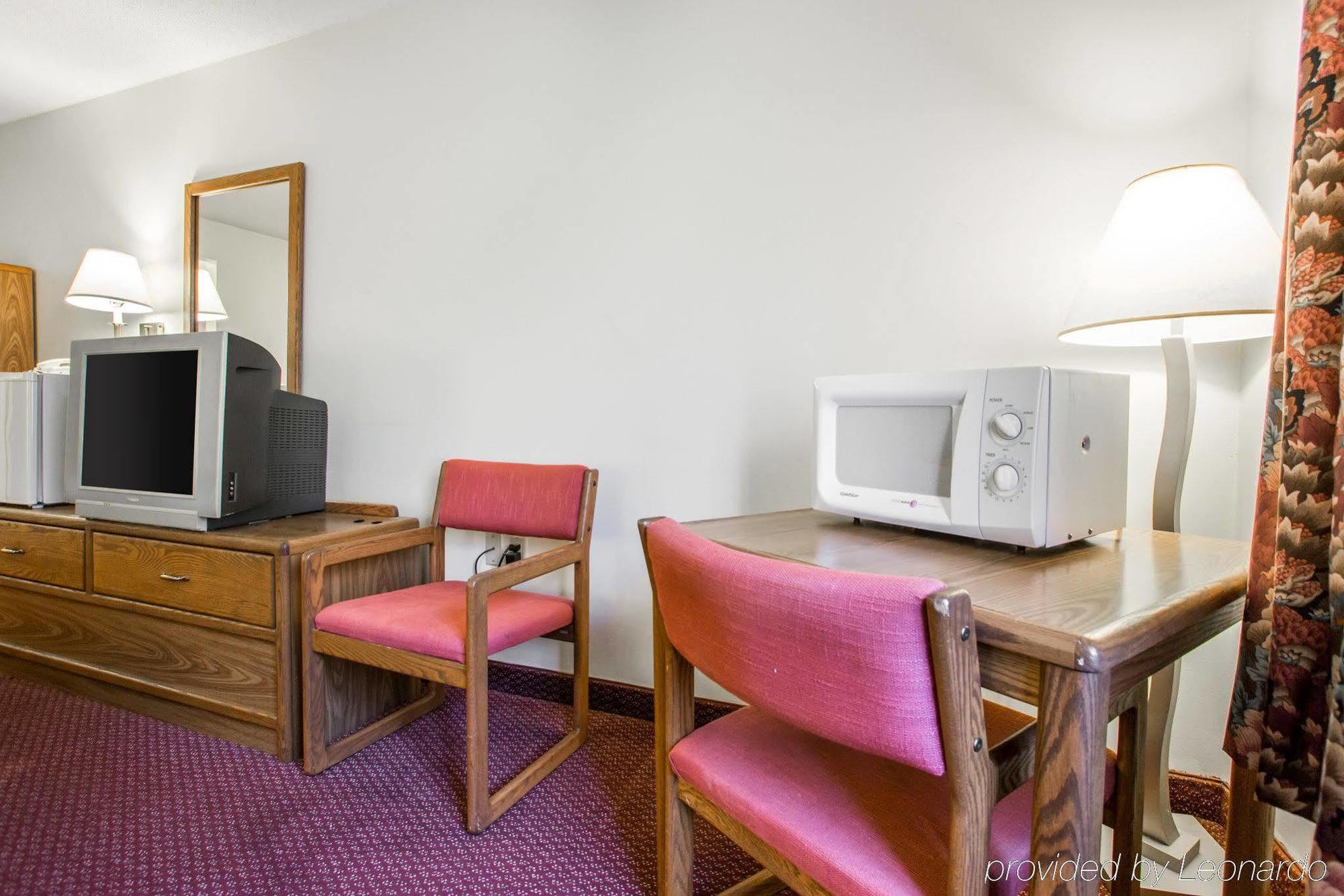 Travelodge by Wyndham Merrill Eksteriør billede