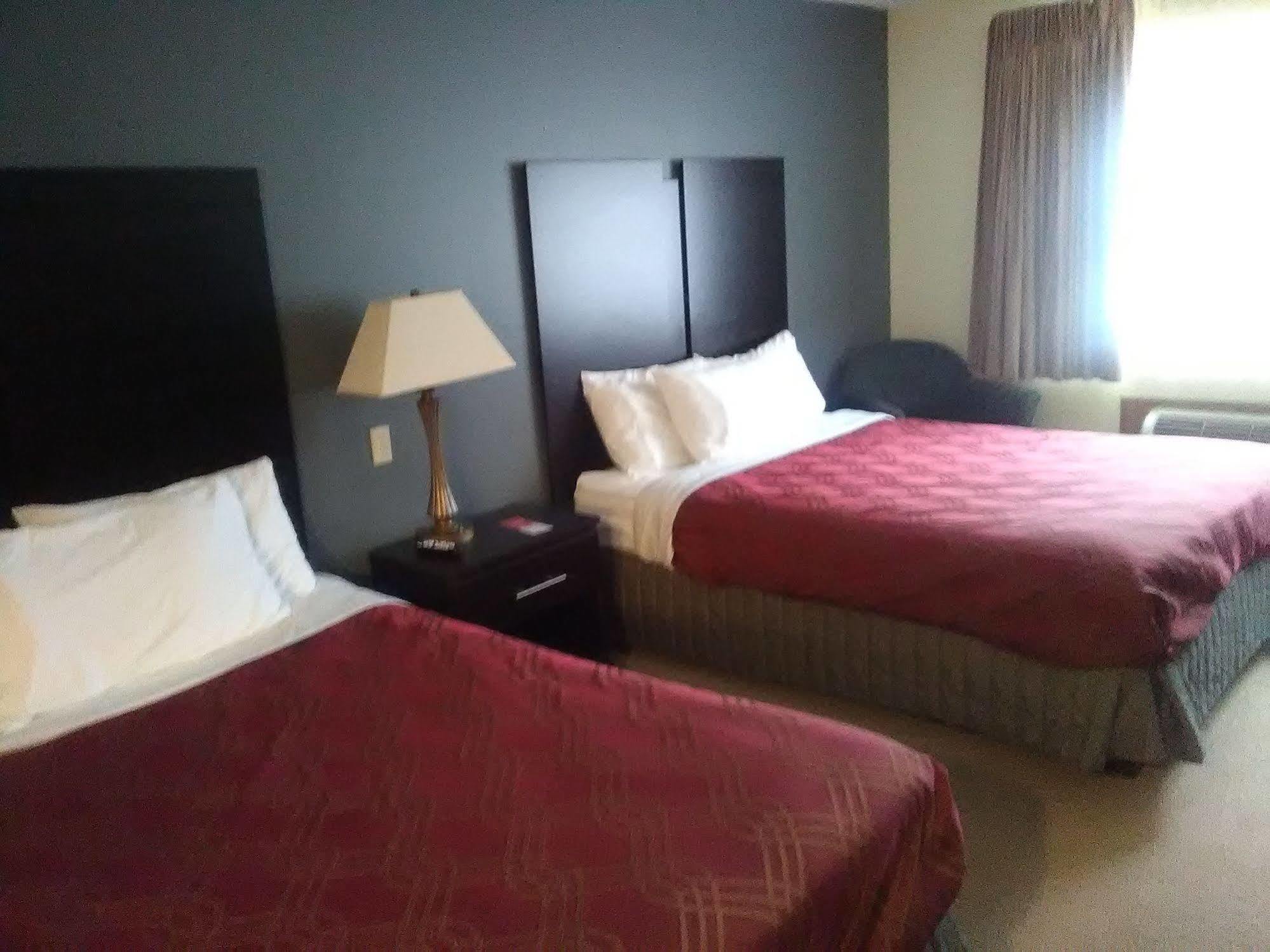 Travelodge by Wyndham Merrill Eksteriør billede
