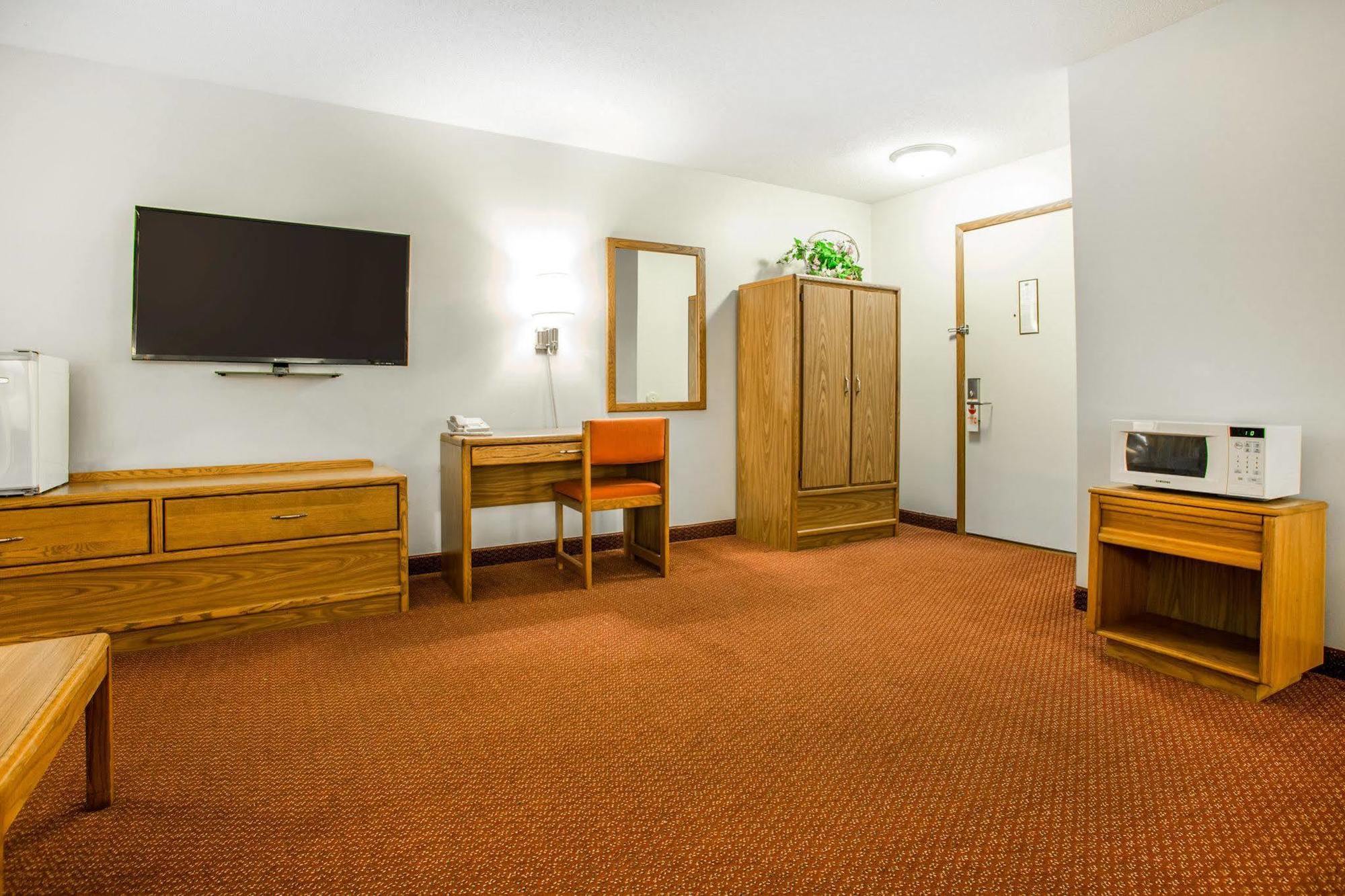 Travelodge by Wyndham Merrill Eksteriør billede