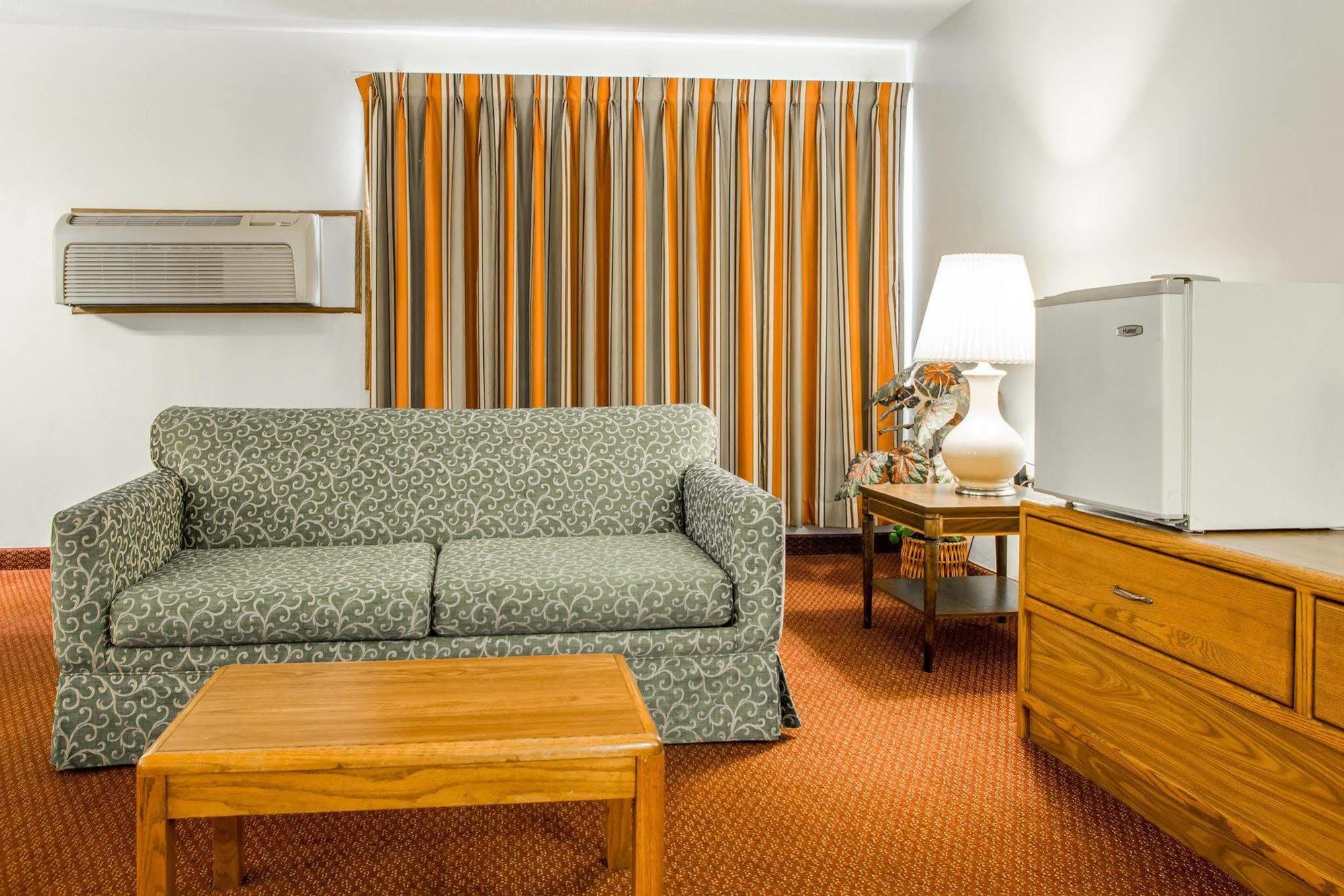 Travelodge by Wyndham Merrill Eksteriør billede