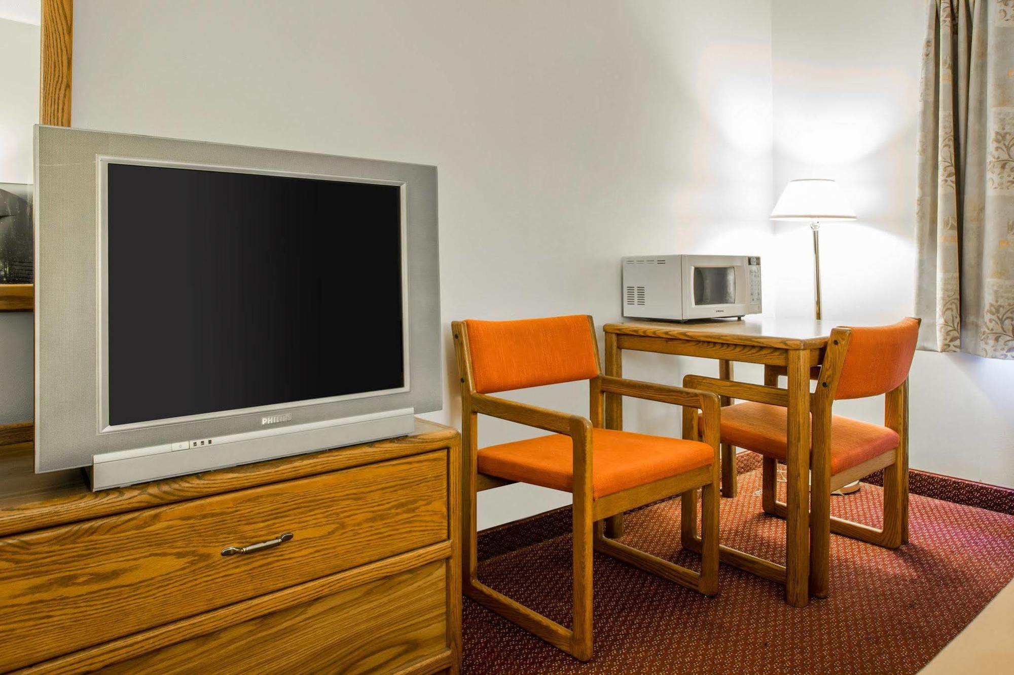 Travelodge by Wyndham Merrill Eksteriør billede