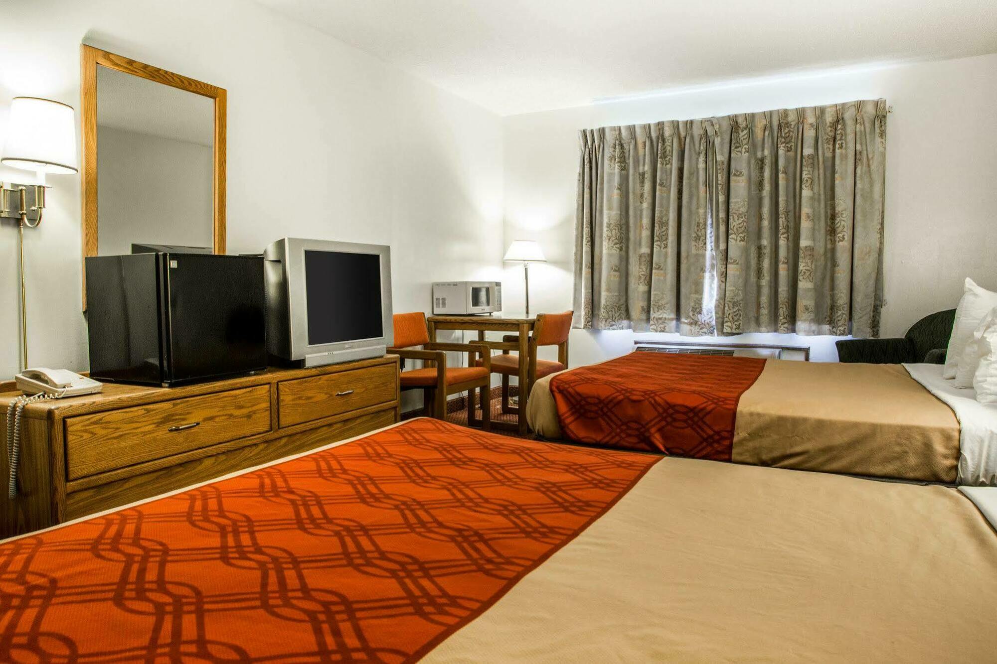 Travelodge by Wyndham Merrill Eksteriør billede