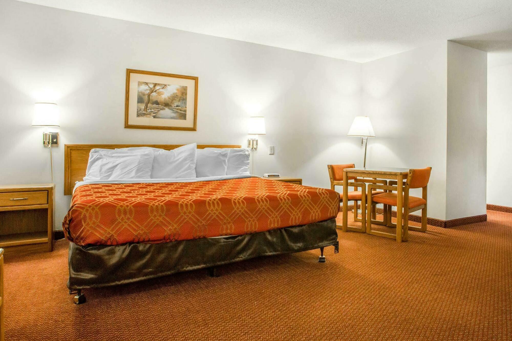 Travelodge by Wyndham Merrill Eksteriør billede